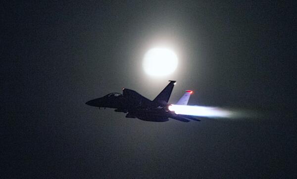F-15E战鹰加力飞行胜过月球