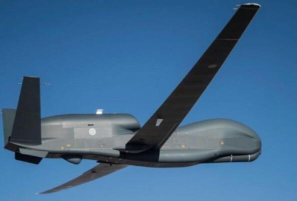 美国空军14950磅间谍无人机RQ-4全球鹰莫名坠毁