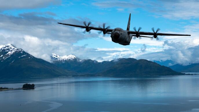 C-130J超级大力士是北极特警海报飞机飞越阿拉斯加