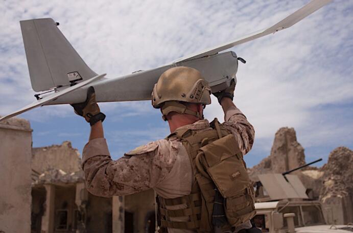 手动发射的军用无人机获得新的有效载荷套件以增强间谍能力