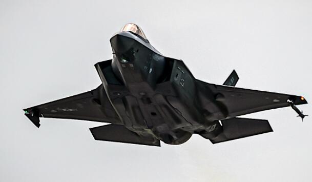 F-35A闪电II在阿拉斯加晴朗的天空中展示其雕刻的腹肌
