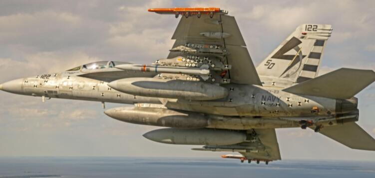 F/A-18超级大黄蜂发射远程反辐射导弹进行实弹试验