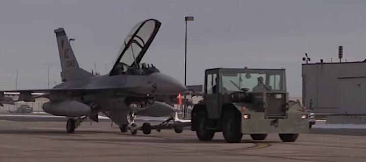 以下是他们如何对F-16战隼进行维护