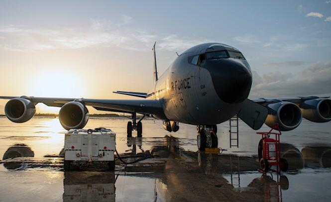 KC-135 Stratotanker在佛罗里达州上空为F-22猛禽提供食物后它的旧骨头得以休息