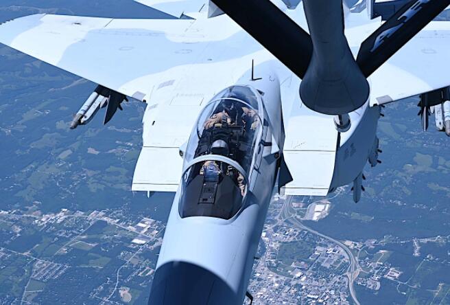 F-15卡塔尔先进飞机挂在廷克空军基地上空 在前往海外之前加油