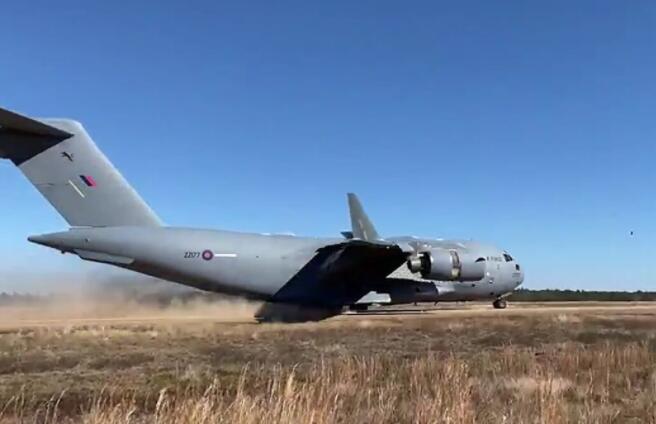 英国皇家空军发布C-17在泥土跑道上着陆的视频