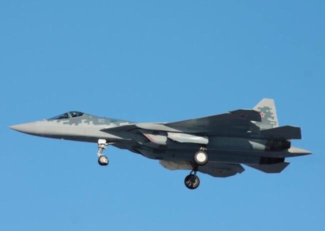 俄罗斯空军接收期待已久的Su-57战斗机