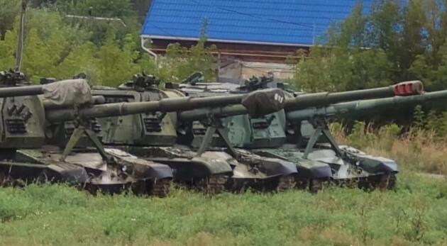 俄罗斯重炮系统在乌克兰边境附近被遗弃