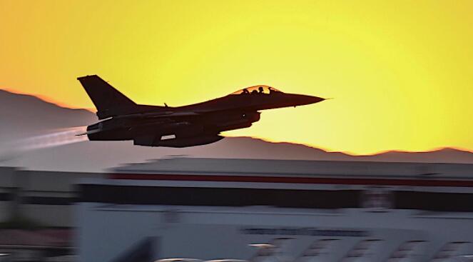 侵略者中队F-16战斗机飞入黑夜 准备让飞行员为他们的钱奔跑