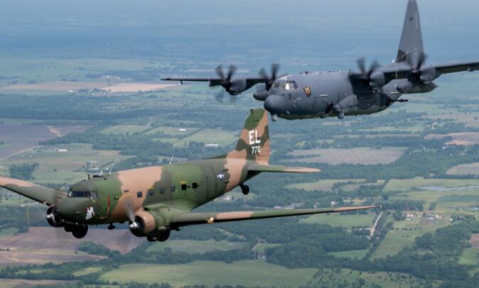 标志性的AC-47 Spooky和 ​AC-130J Ghostrider在武装直升机遗产飞行中统治天空