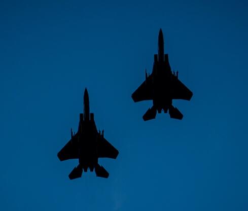 F-15E Strike Eagles将它们的捕食者形态印在美国蔚蓝的天空上