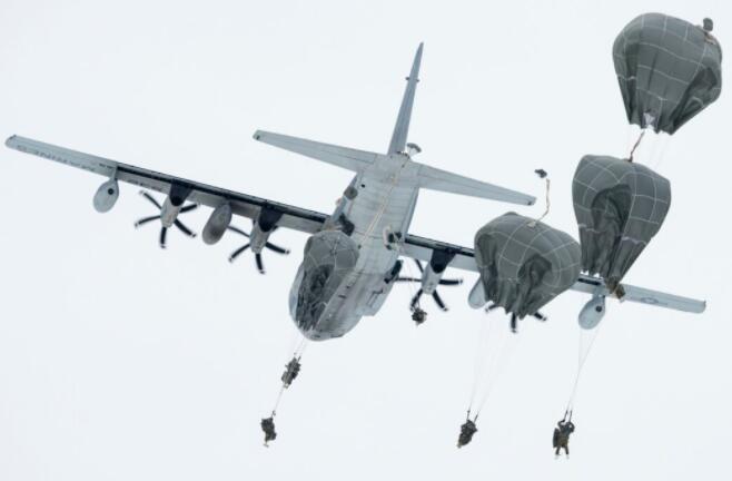 美国陆军伞兵在极其寒冷严峻的环境中进行空降训练
