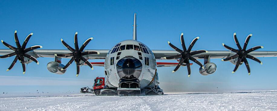LC-130Skibird军用飞机出生在雪地工作 有滑雪板支撑轮子