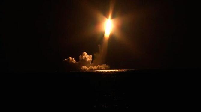 俄罗斯致命核潜艇发射四枚布拉瓦弹道导弹