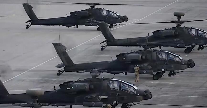 美国陆军黑鹰和阿帕奇直升机在机场上演大秀 空气颤抖