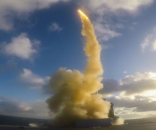法国驱逐舰FS Forbin用Aster 30导弹击碎超音速目标