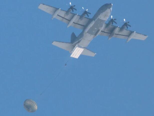 美国空军运输机现在可以在战斗中使用降落伞投掷武器