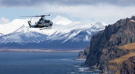 美国军用飞机和船只在阿拉斯加的背景下看起来令人惊叹
