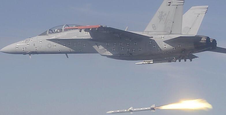 F/A-18F超级大黄蜂在加利福尼亚上空发射新型AMRAAM导弹看起来很雄伟
