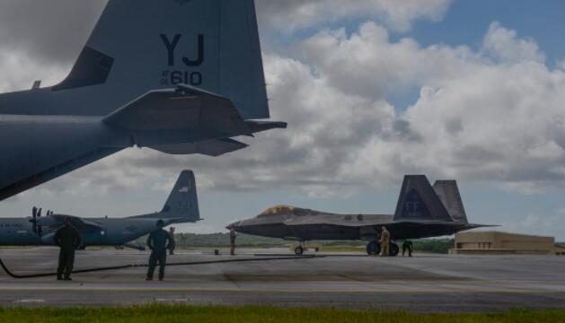 美国空军进行F-22猛禽热加油以降低可预测性