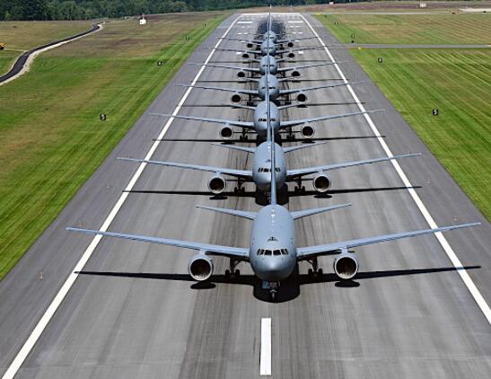 军用飞机通常被设计成在空中令人印象深刻