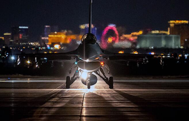 光影让F-16战隼看起来像一个危险的夜间侵略者