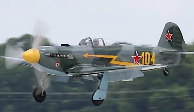 1997年穿着俄罗斯二战工作服的Yakovlev Yak-9在美国天空中是一个可怕的景象