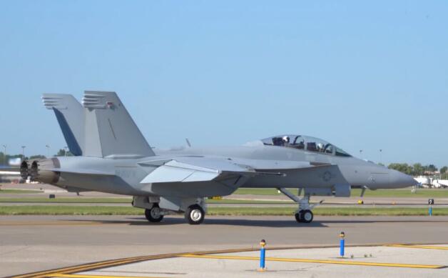 美国海军收到最新的F/A-18超级大黄蜂战斗机版本