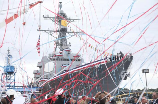 美国海军在造船厂仪式上为最新型导弹驱逐舰命名