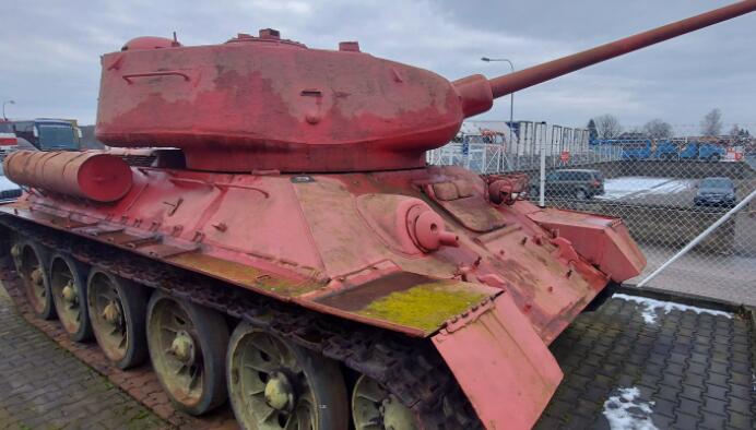 有人在正在进行的武器特赦计划下交出了一辆粉红色坦克