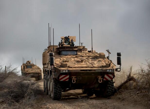 英国陆军更近一步接收第一辆拳击手装甲车