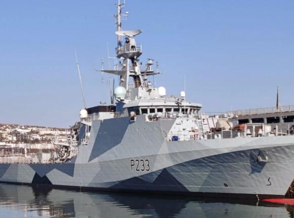 皇家海军的HMS Tamar炫耀传统炫彩迷彩