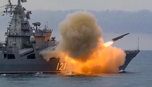 观看俄罗斯军舰莫斯科以惊人的导弹火力重返赛场