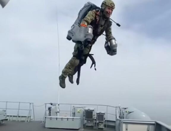 皇家海军陆战队带着他们的新喷气背包登上了天空