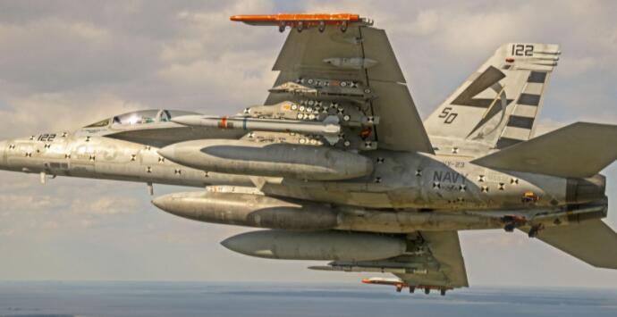 海军测试显示F/A-18飞机和AARGM-ER导弹的无缝通信