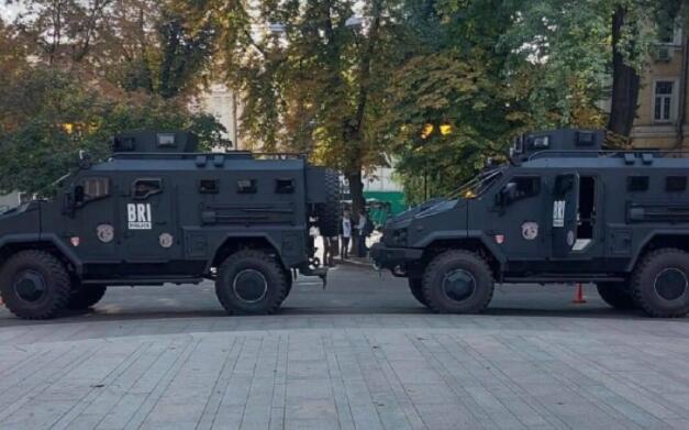 乌克兰装甲多功能车出现在新的Netflix电影片场