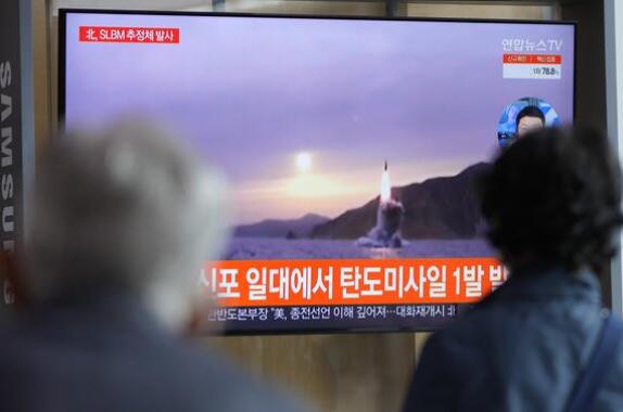 朝鲜在紧张局势中测试可能的潜艇导弹