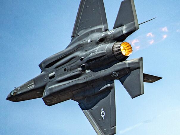 F-35战斗机在极端银行演习期间显示六块腹肌