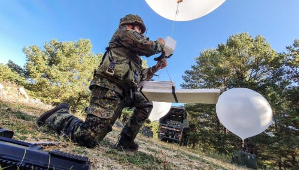 德国军队使用氦气球发送传单
