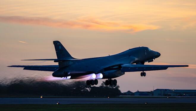 B-1B Lancer在黄昏起飞 Bone向我们展示了所有四台GE发动机全速