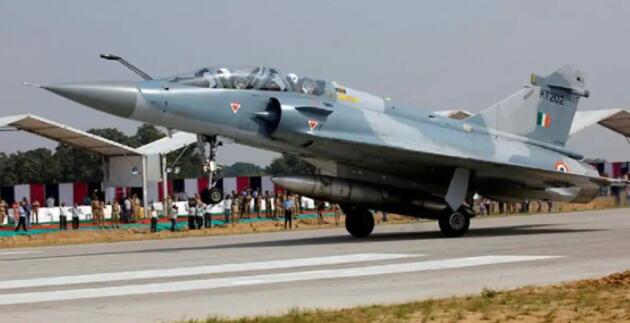 Mirage 2000战斗机轮胎在勒克瑙空军基地附近从卡车上被盗