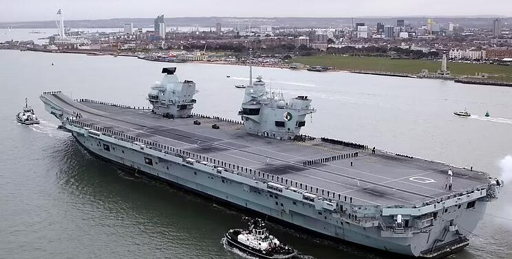 伊丽莎白女王号5月带着七艘战舰和一艘潜艇从朴茨茅斯海军基地出发