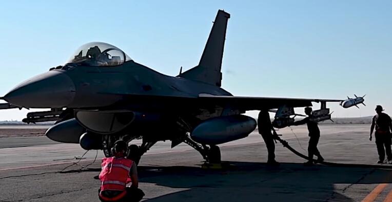 F-16战斗猎鹰热坑加油的视频展示了掠食者如何在旅途中进食