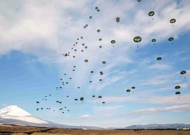 从C-130J超级大力神坠落的日本伞兵看起来像二战的一些动作场景