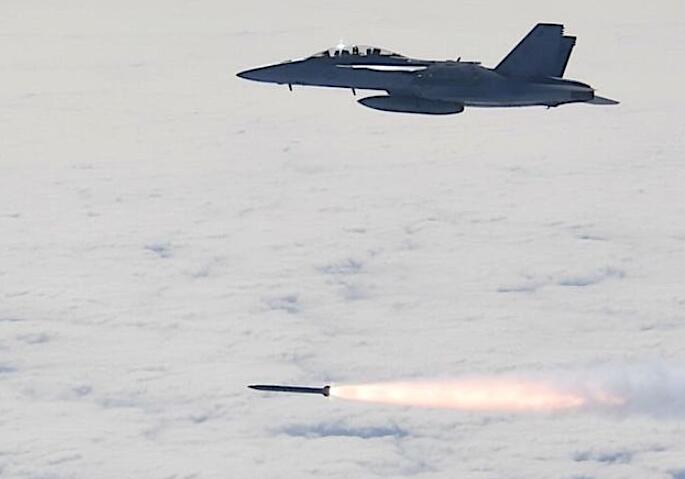 F/A-18超级大黄蜂发射反辐射导弹 与加利福尼亚岛上的目标交战