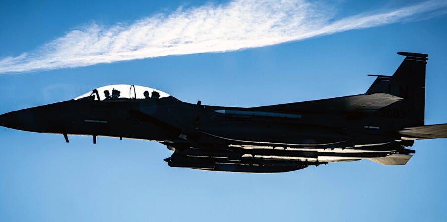 F-15E攻击鹰在北海展示黑豹肌肉