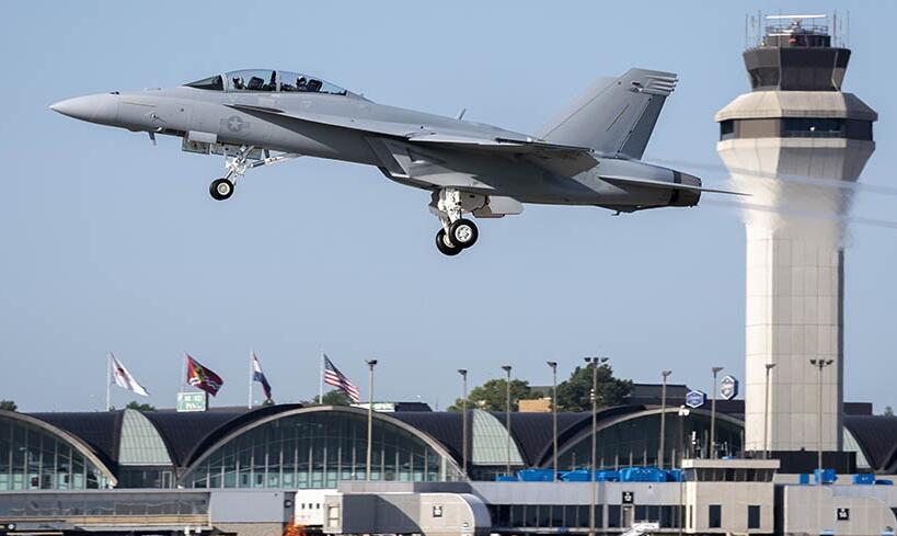 英国皇家空军地面部队练习同时控制多达8架FA-18黄蜂