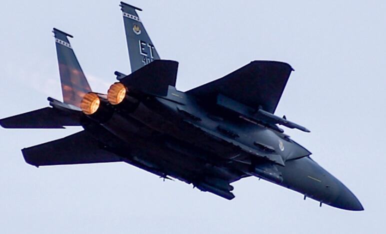 F-15EX Eagle II在墨西哥湾上空发射实弹