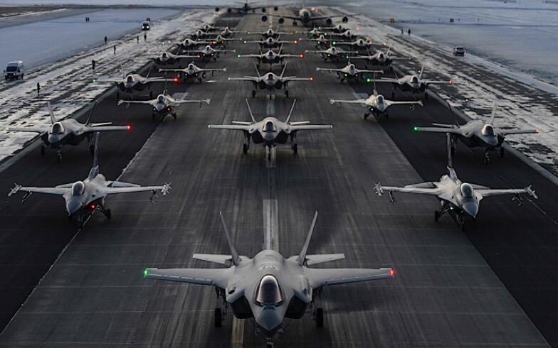 F-35和F-16排队进行大规模的大象行走 背景是油轮