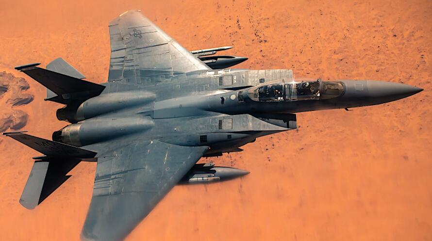 F-15E攻击鹰在惊人的特写镜头中看起来像是在火星上空飞行